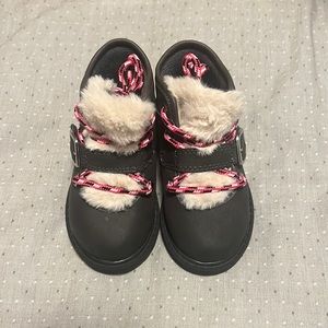 Like new worn once toddler girls Sz5 carters boots Faux fur tongue w/pink laces